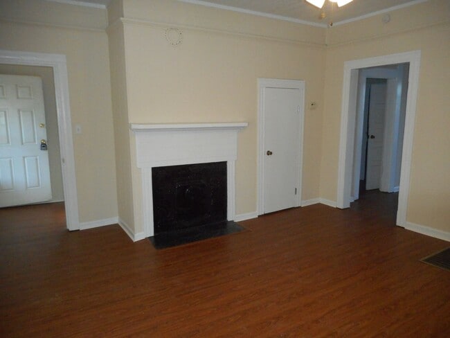 Building Photo - 2-Bedroom, 1- Bathroom Home Close to Downtown