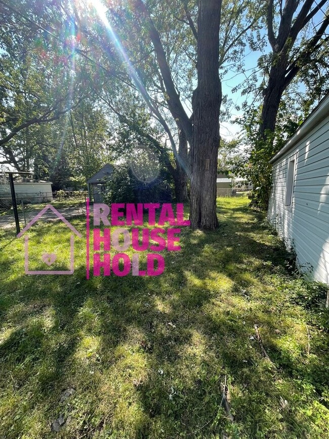 Building Photo - Stunning 3-Bedroom 1-Bath Bunglaow Located...