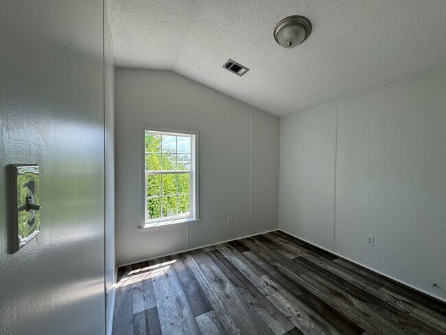 Building Photo - 16206 Wood Dr