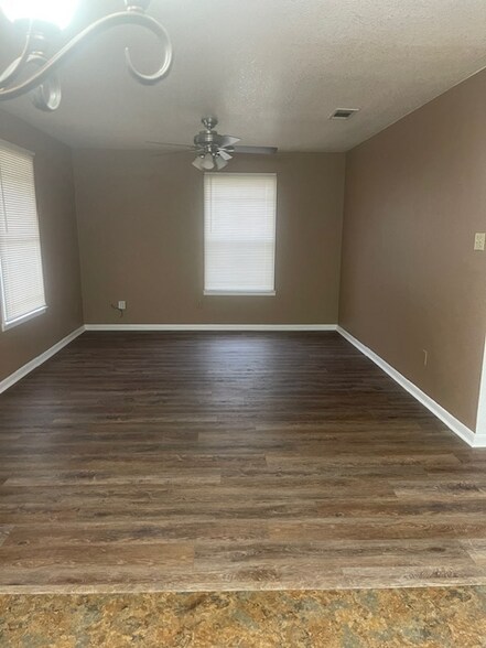 Building Photo - 622 Luxton St
