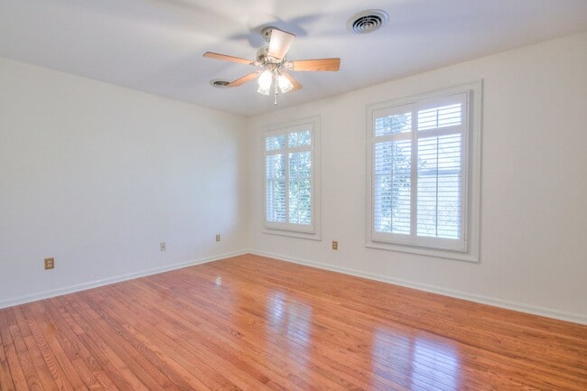 Building Photo - 4 BR 2/2 BA Large Fenced in Back Yard! Chef's Kitchen! Upstairs Bonus Room! 2 Car Garage