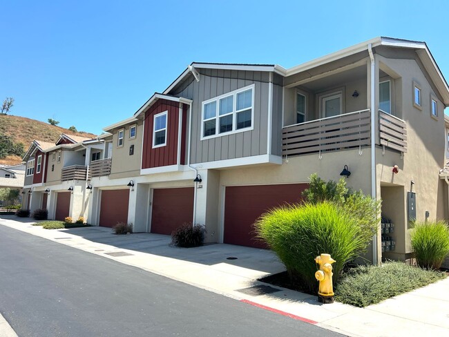 Building Photo - Upgraded Buellton End-Unit With Yard