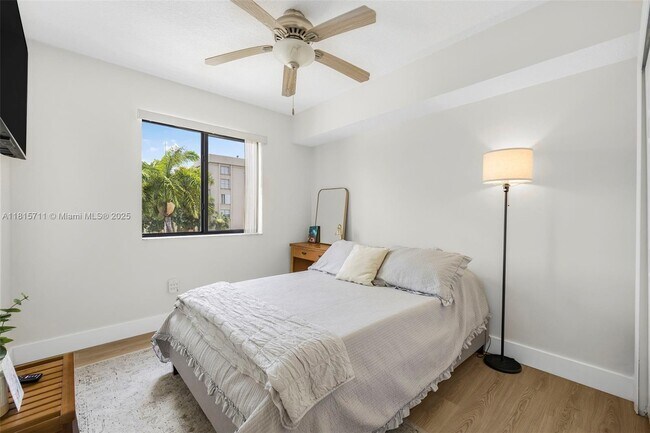 Building Photo - 9340 Fontainebleau Blvd