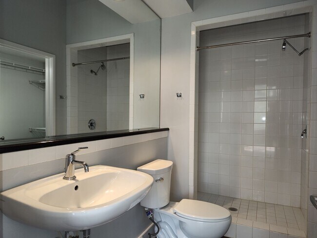 Building Photo - Modern condo located in the Silo Urban Lof...