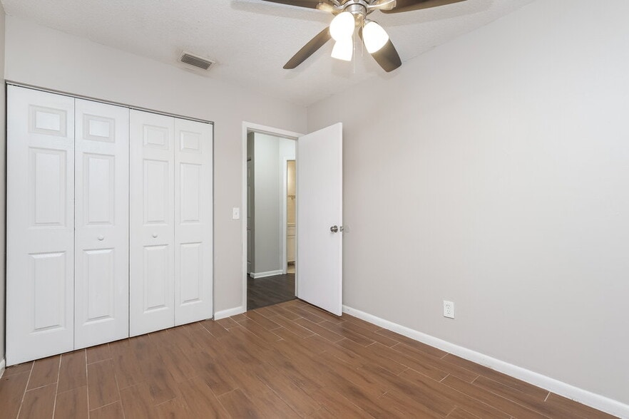 Building Photo - 226 Regal Park Dr