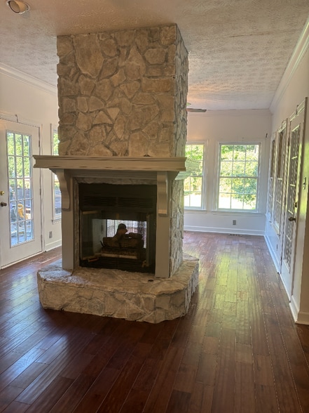 Building Photo - 2068 Lakewood Cir SW