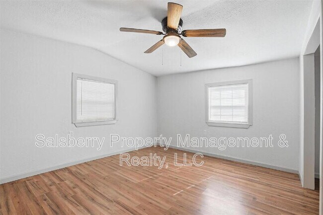 Building Photo - 1100 SE 9th St