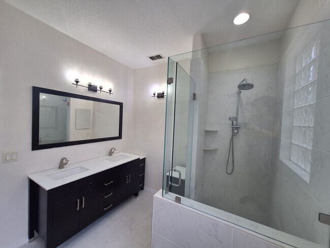 Building Photo - Charming 3-Bedroom Home with Spacious Back...