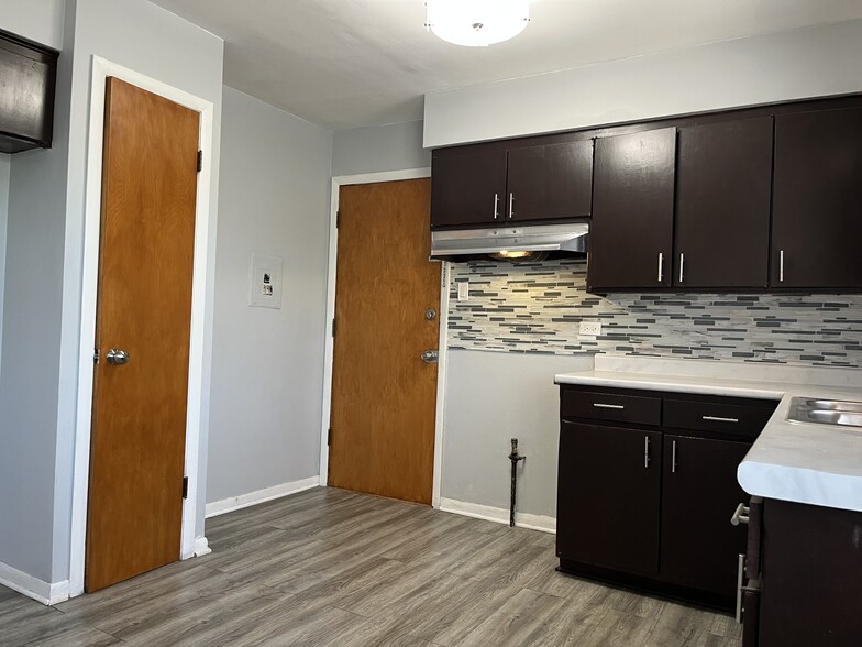 Building Photo - 3601 W 79th St