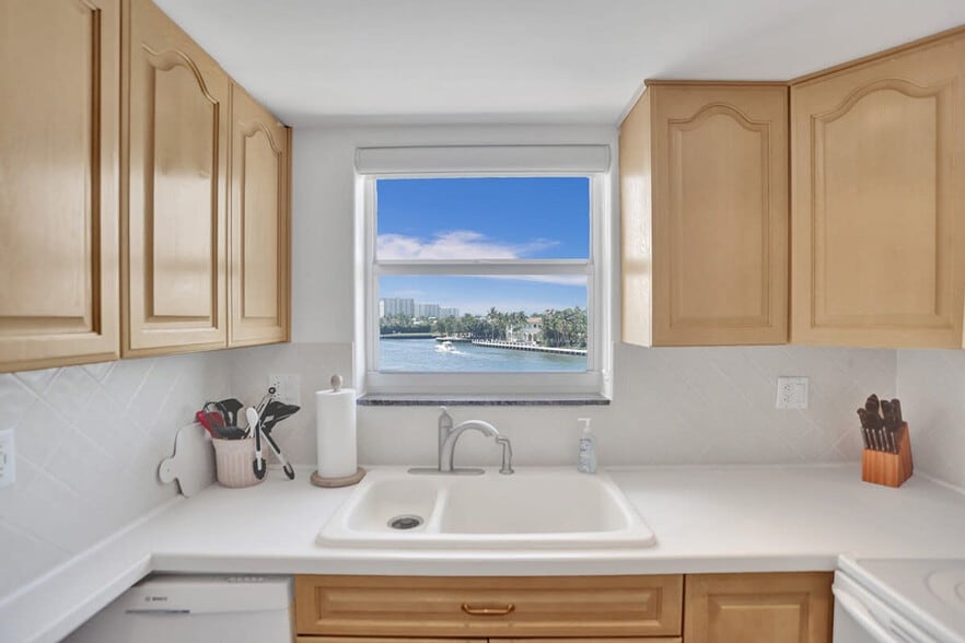 Building Photo - 2908 Bayshore Dr