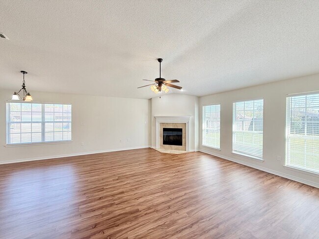 Building Photo - Elegant 4-Bedroom Home - Tanglewood