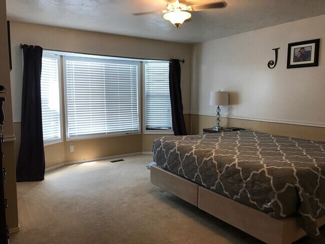 Building Photo - Spacious West Jordan 4 Bedroom!