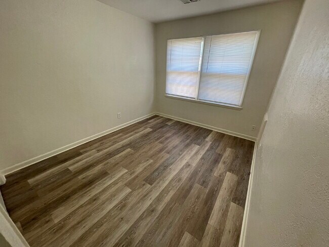 Building Photo - 1907 N Jeanette Ave