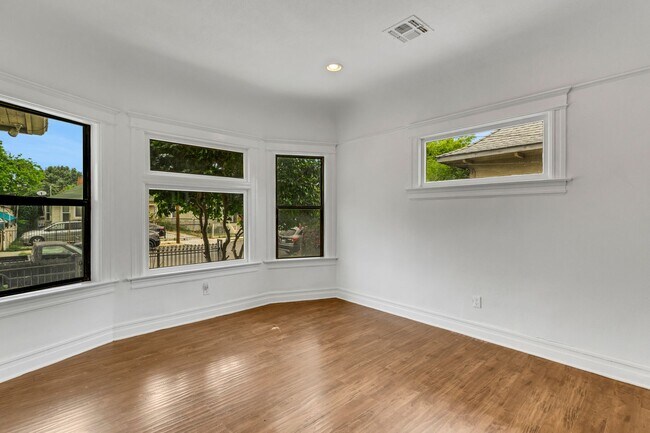 Building Photo - 1492 W 28th St