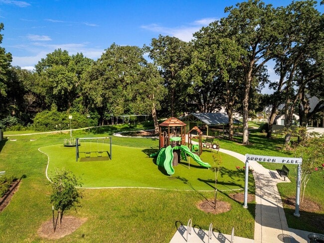 Building Photo - 15330 Legacy Pk Wy