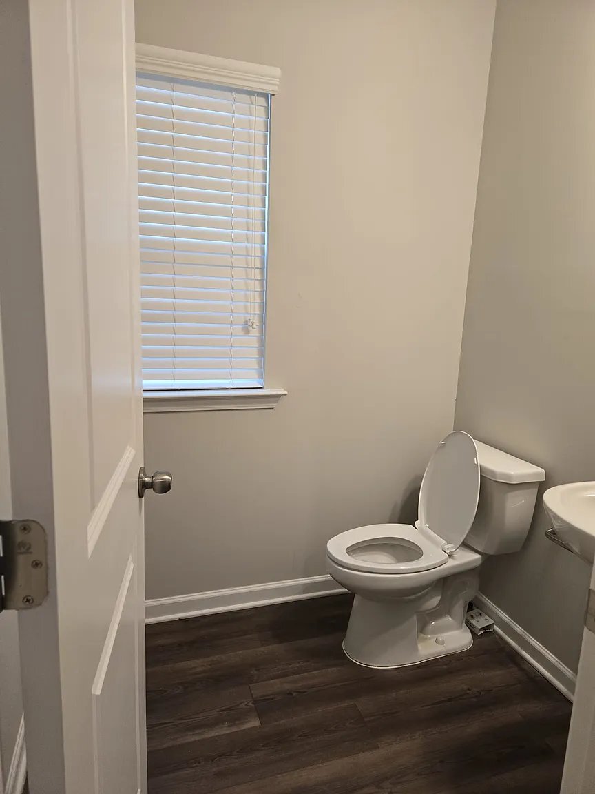 Building Photo - 256 Commons Ave