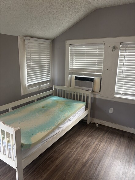 Included twin bed - 582 N Volusia Ave