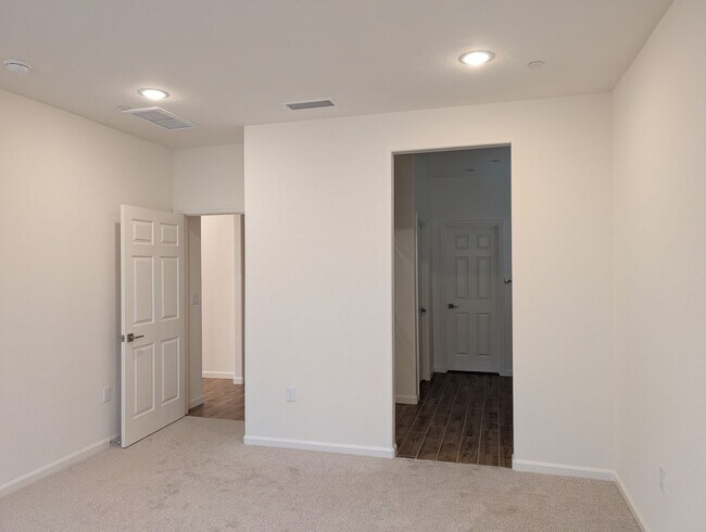 Building Photo - New Wilson home offering modern amenities, solar and a nice floor plan. Bonus room with den or of...