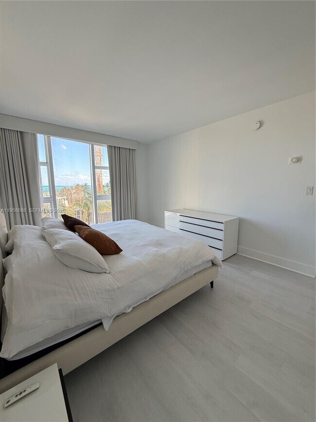 Building Photo - 10275 Collins Ave