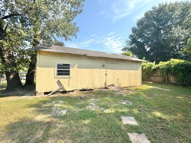 Building Photo - Spacious 3-Bed, 2-Bath Home with Large Sho...