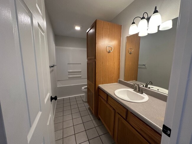 Building Photo - 3 Bed/2 Bath House!