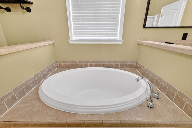 Building Photo - Charming and spacious home for rent in Leesburg!