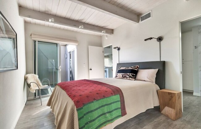 Building Photo - PET FRIENDLY Property! Sunning 1 Bedroom 1...