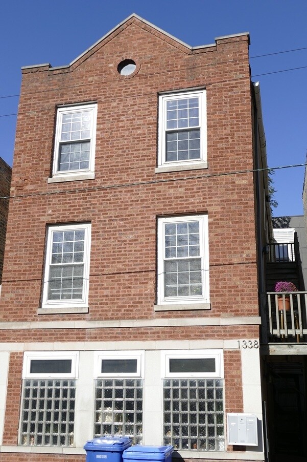 Primary Photo - 1338 W Erie St