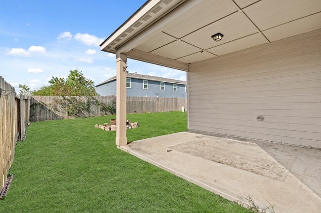Building Photo - 718 Crystal Lakes Dr