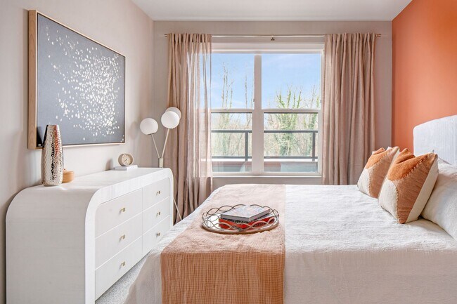 Building Photo - One Bedroom Rear Facing w Patio (1st Floor), Balcony 2 & 3