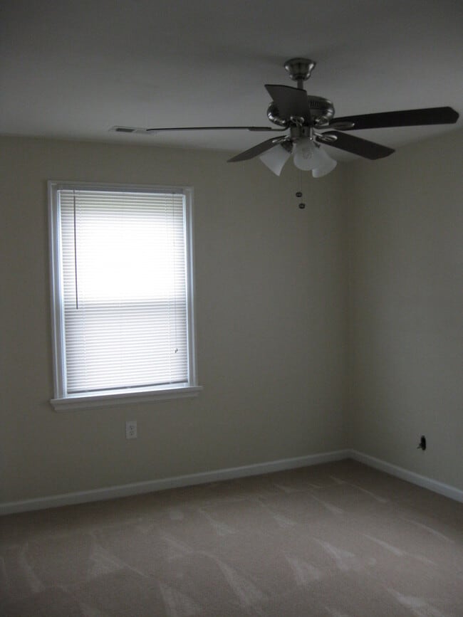 Building Photo - Beautiful 2BR single family with detached ...