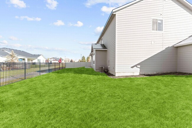 Building Photo - 5 Bedroom 2.5 Bath FOUR CAR GARAGE Eagle, ...