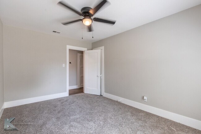 Building Photo - XL HOME!  3 bed, 1 bath, LOTS OF ROOM!