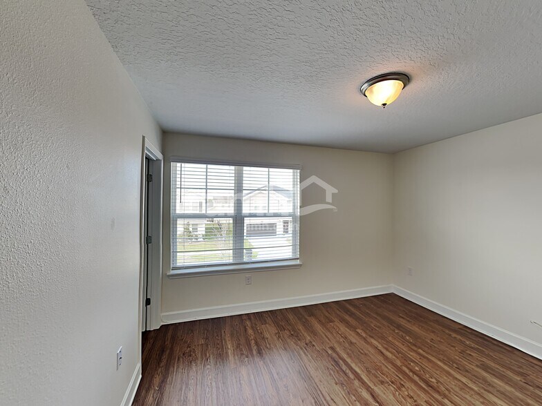 Building Photo - 527 Pine Terrace Dr