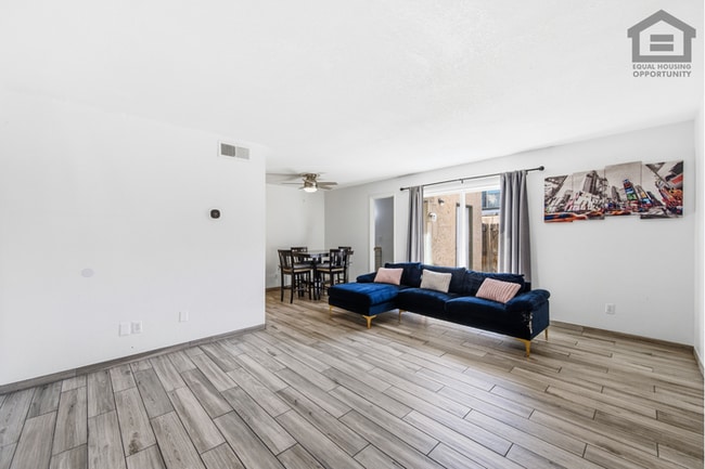 Building Photo - 2Bed/1.5Bath Townhouse at Olive Ave/63rd Ave! Ready for Immediate Move-In!