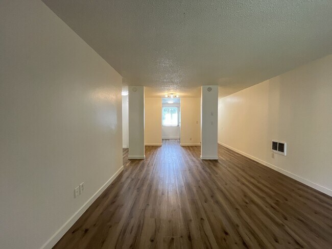 Building Photo - Spacious Corner Apartment with Three Bedrooms, Open Living Space & Modern Kitchen