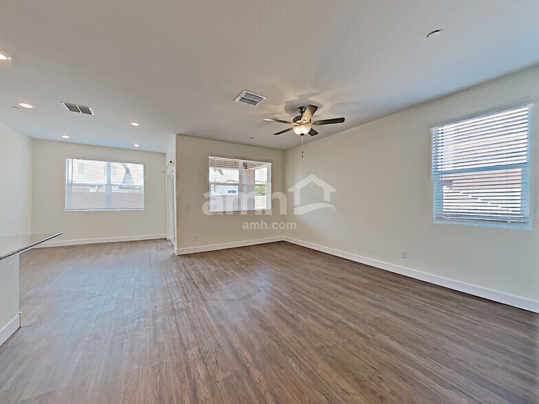 Building Photo - 12514 N 60th Ave