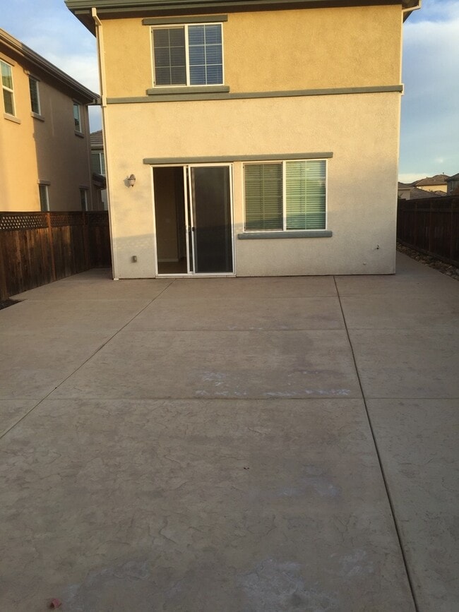 Building Photo - Great Lincoln Crossing Location, walk to Starbucks and More!