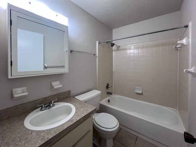 Building Photo - 2BR/1.5 Townhouse in Conveniently Located ...