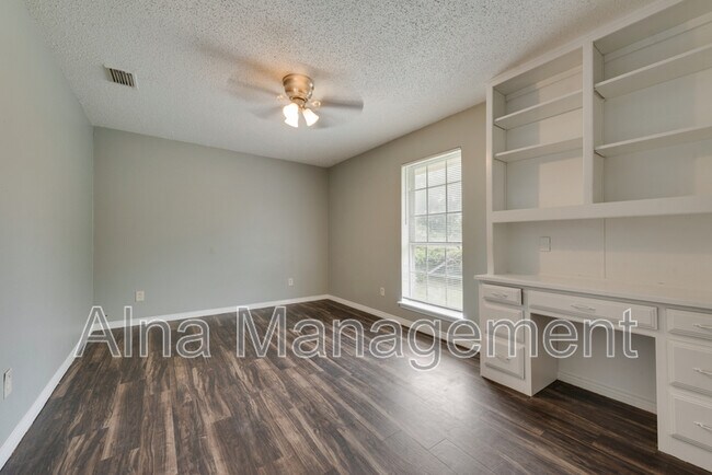 Building Photo - 743 Kings Ln