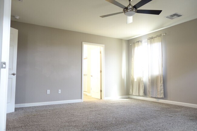 Building Photo - (Vail) Spacious 5 bedroom 3 bath house!