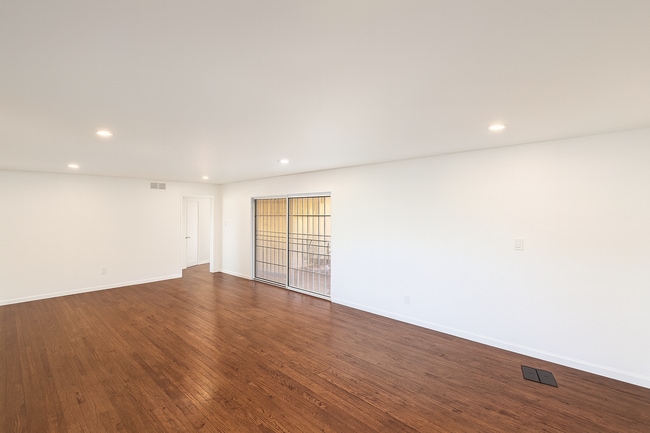 Building Photo - Large 6 bed 3 bath House on the Corner of East Falls!