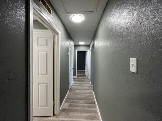 Building Photo - 3 BEDROOM 2 BATH WITH BACK APARTMENT