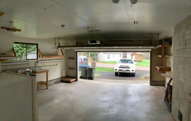 Building Photo - 1 STORY RAMBLER 3 BED 1.5 BATH IN PORT ORCHARD