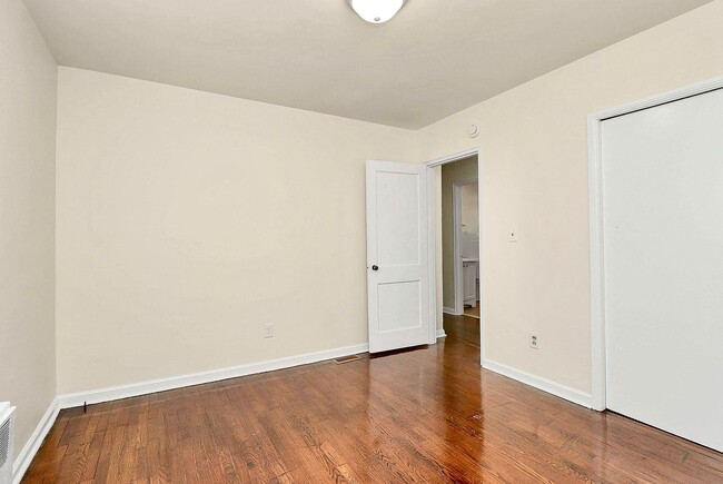 Building Photo - Cute 2 Bedroom Condo in Selwyn Village!