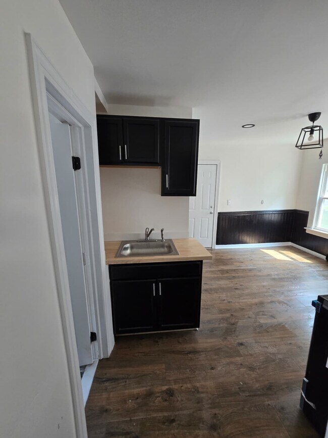 Building Photo - 135 Willow St