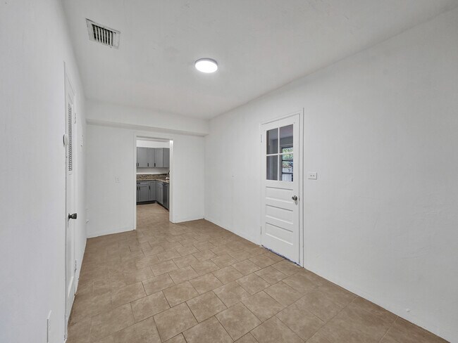 Building Photo - 3226 Oak Ave