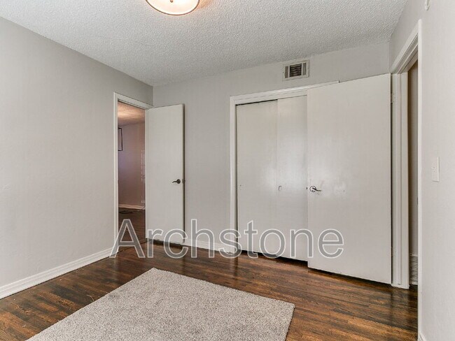 Building Photo - 1732 Carlisle Rd