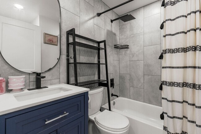 Building Photo - Single Family Home, 2 bed/1 bath $1,350 One-Story