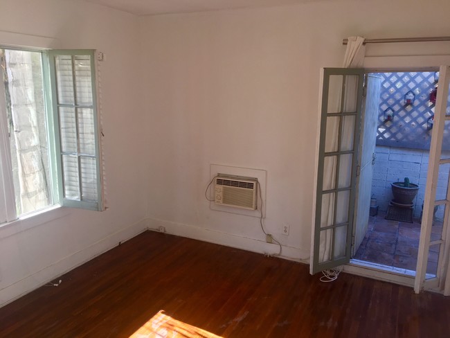 Master bedroom with french doors to patio - 6107 Saturn St